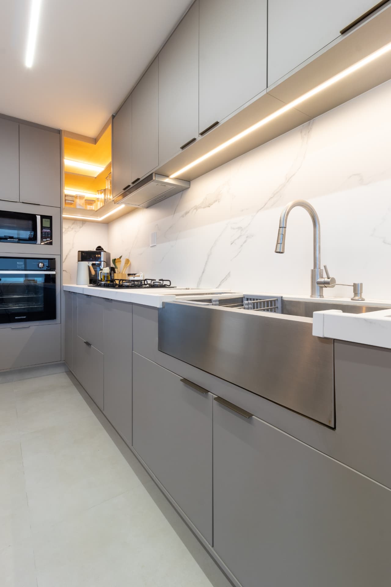 Cozinha em tons de cinza com bancada em inox