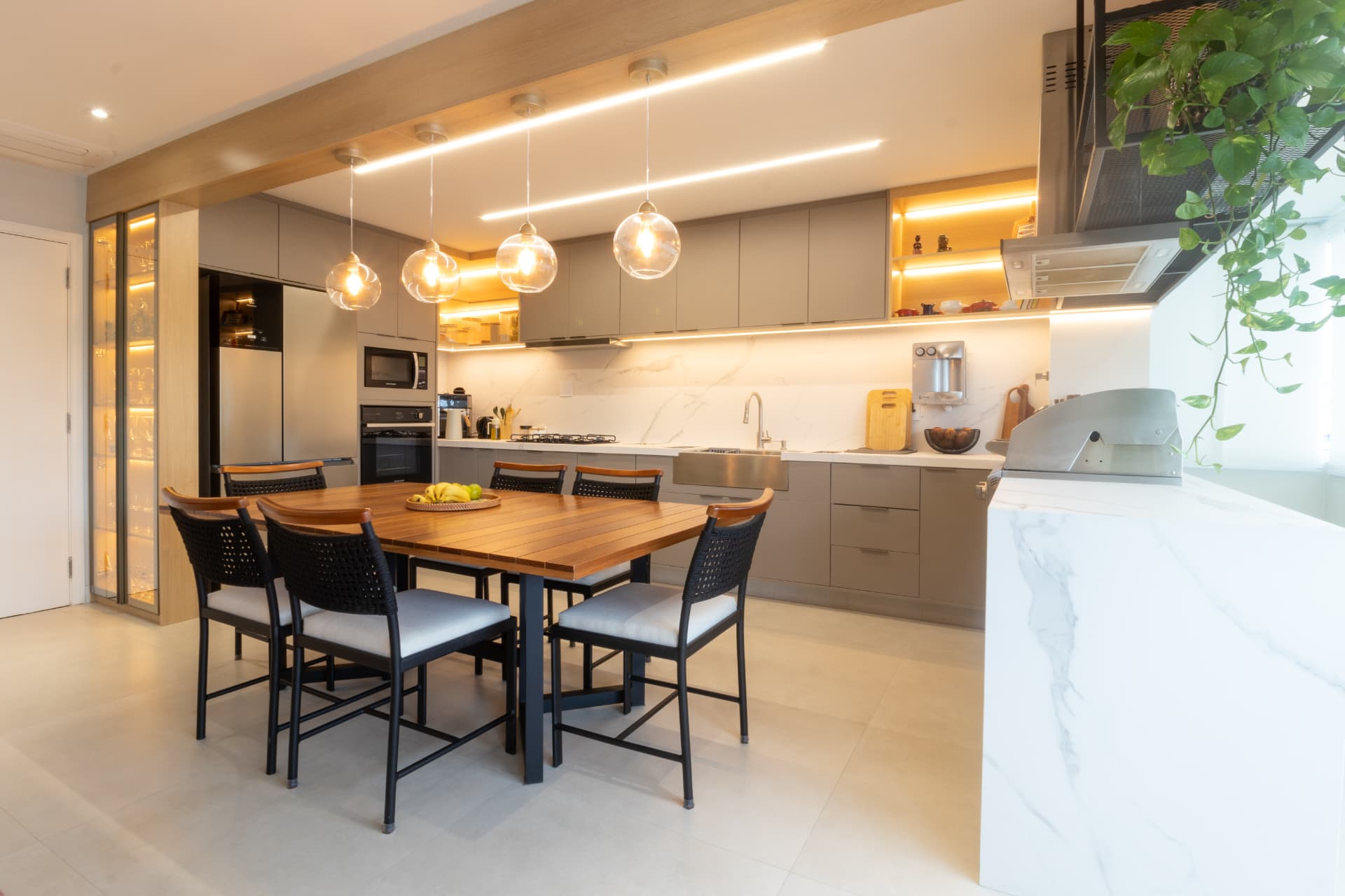 Cozinha planejada com ilha e iluminação moderna