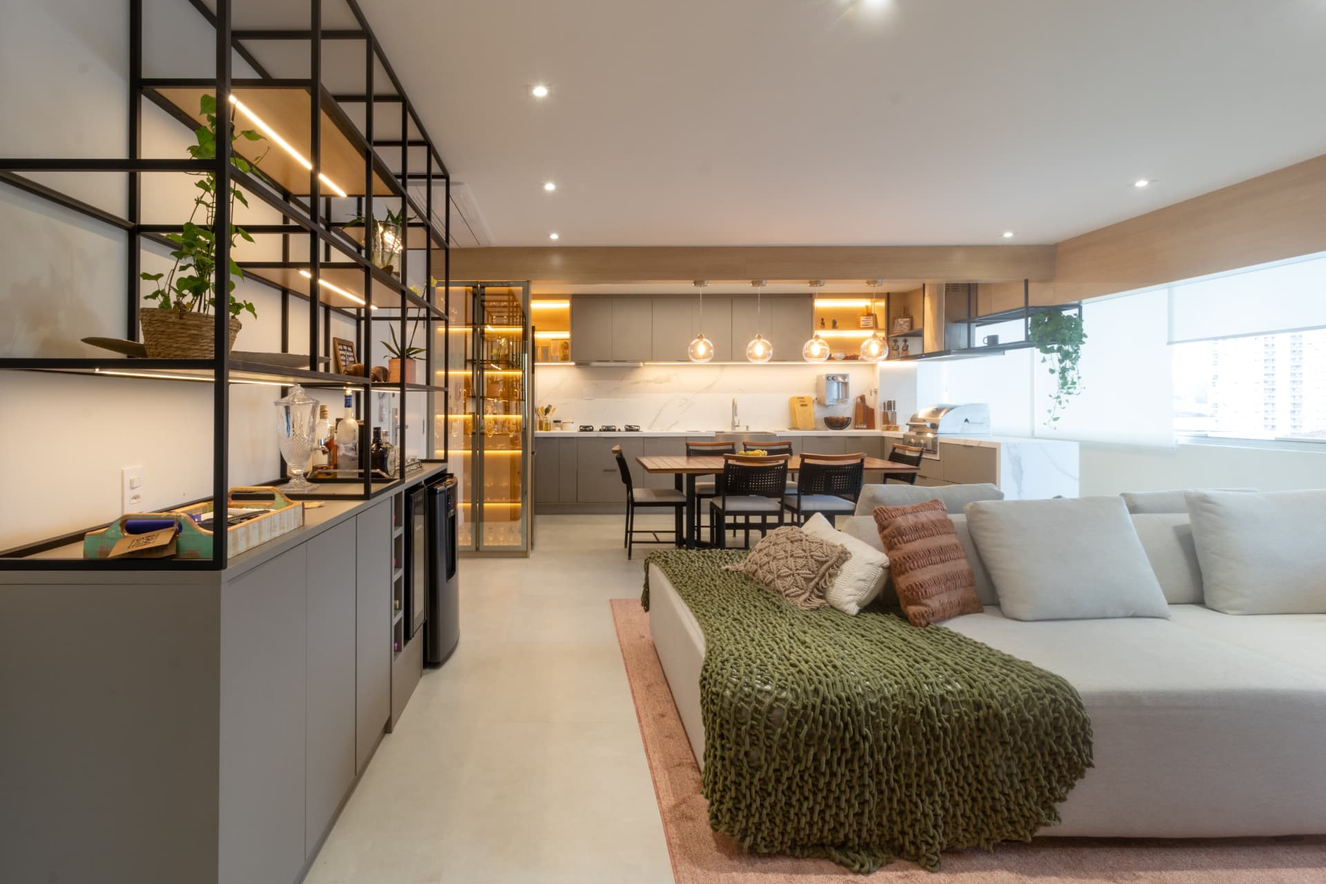 Integração de cozinha, sala e home office sob medida
