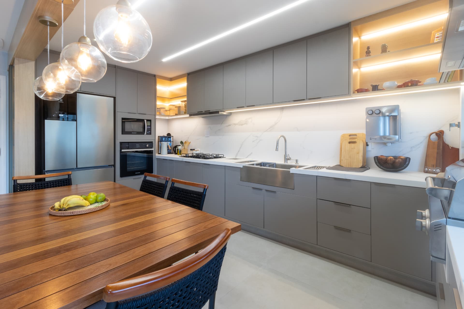 Cozinha compacta com torre de eletrodomésticos embutida
